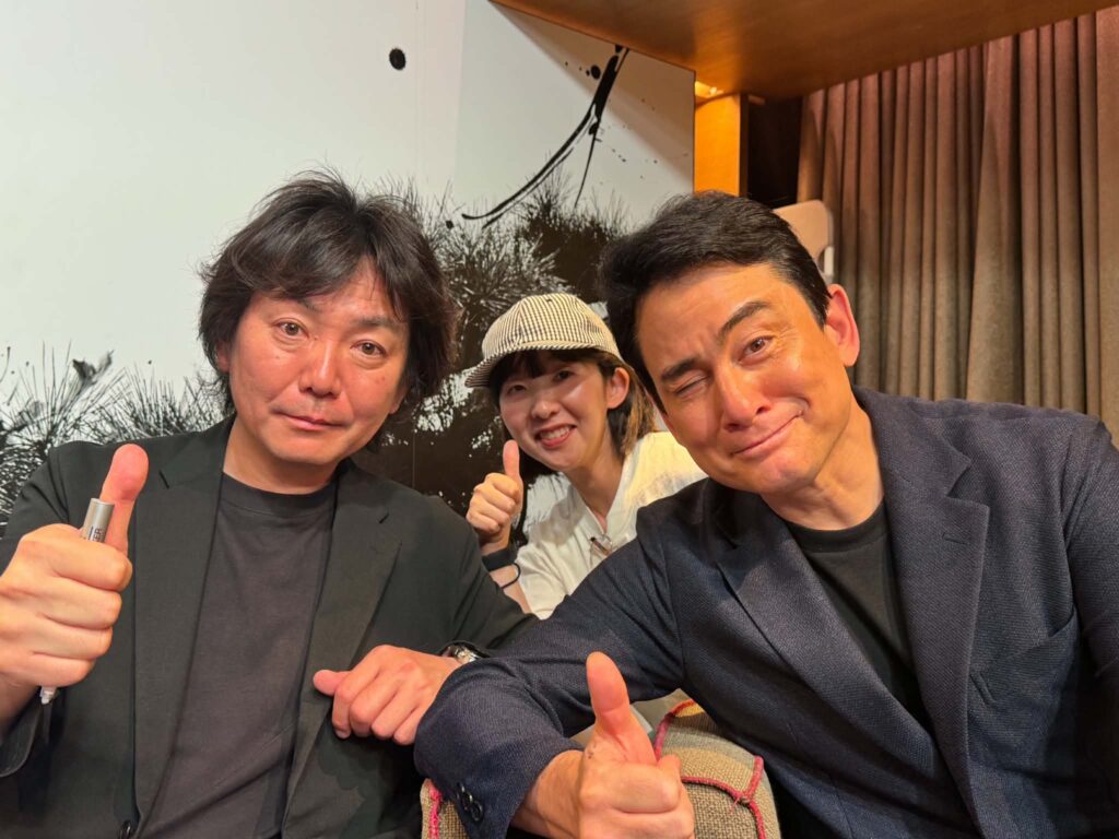 『親友は山に消えた』刊行記念トークイベントで、登壇者が笑顔でポーズをとっている様子